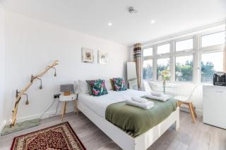 Modern Surrey Studio - Easy Access to London - 1
