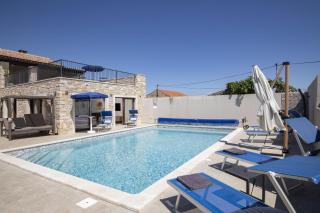 6-bedroom villa with Heated Pool near Pula - 0