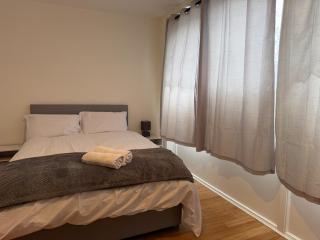 Apartment Sleeps 6 - Wifi & Free Parking - 0
