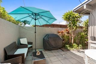 Stylish 1BR Apartment with AC Full Kitchen & WD - Just Steps to the Beach - 9
