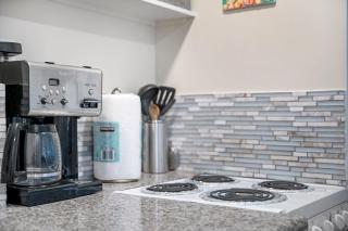 Stylish 1BR Apartment with AC Full Kitchen & WD - Just Steps to the Beach - 8
