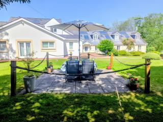 Sunflower Apartment, recently renovated stylish dog-friendly two bedroom apartment near Tenby with outdoor space - 9