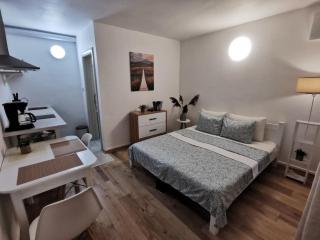 55 m to Beach Quiet Cozy Oasis for Two - 8