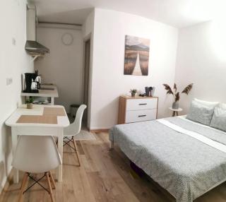 55 m to Beach Quiet Cozy Oasis for Two - 4