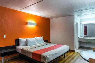 Motel 6 Cleveland, TX - 5