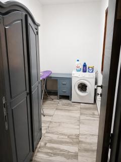 Large 4 Bedroom Apt with use of Pool - 4