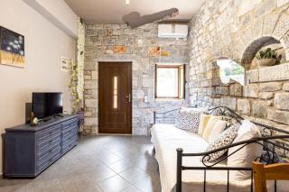 Beachfront Mani Luxury Stone Nest Steps from Sea - 7