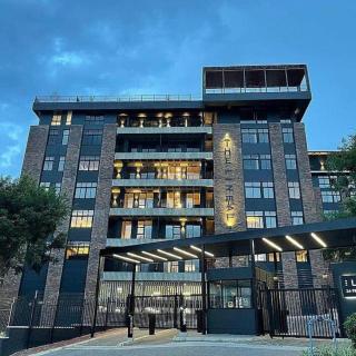 The Lineal 205 - Urban 1BR Escape in Sandton Rooftop Pool Access - 1