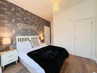 Spacious Victorian 5Bedroom 5Bathroom w Free Parking - 3