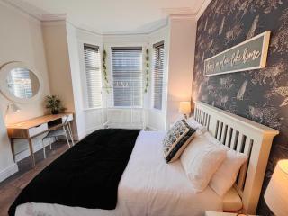 Spacious Victorian 5Bedroom 5Bathroom w Free Parking - 4