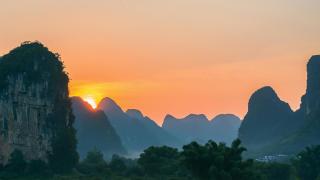 Golden Dragon Parade Retreat·Rice Field & Karst Mountain Views Family-Friendly with Kids' Play Area Steps to Yulong River Night Show - 8
