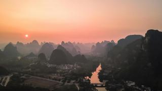Golden Dragon Parade Retreat·Rice Field & Karst Mountain Views Family-Friendly with Kids' Play Area Steps to Yulong River Night Show - 9