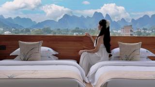 Golden Dragon Parade Retreat·Rice Field & Karst Mountain Views Family-Friendly with Kids' Play Area Steps to Yulong River Night Show - 5