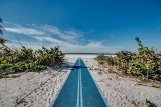 Beachfront Gulf Views, Pool & Steps to Times Square - Beach Villas 203 - Roelens - 9