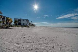 Beachfront Gulf Views, Pool & Steps to Times Square - Beach Villas 203 - Roelens - 6