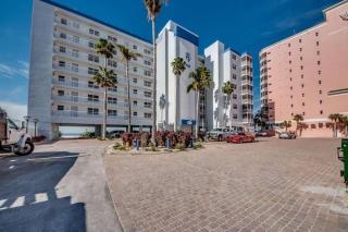 Beachfront Gulf Views, Pool & Steps to Times Square - Beach Villas 203 - Roelens - 2