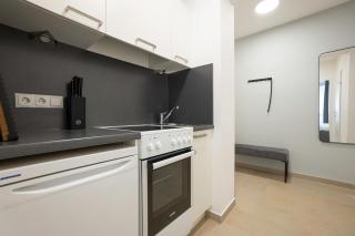 Stylish Central Apartment with Modern Interiors - 4