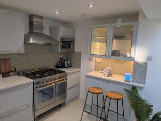 Luxury 3BR Home 20 Min to London Garden Wifi - 9