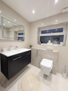 Luxury 3BR Home 20 Min to London Garden Wifi - 7