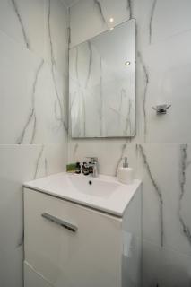Riviera 1BR - 8 min Niarchos SNFCC by TwentyTwo - 8