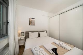 Riviera 1BR - 8 min Niarchos SNFCC by TwentyTwo - 1