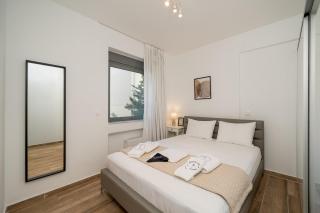 Riviera 1BR - 8 min Niarchos SNFCC by TwentyTwo - 9
