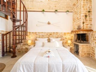 Sea front historic house in the heart of old town, inside torrione aragonese - 8