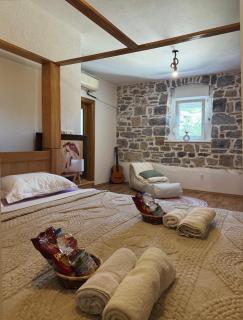 Villa with stunning Mountain Views and Authentic Croatian Stone House near Split and Sea - 2