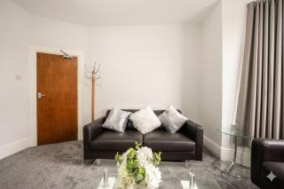 Spacious 5BR Sheffield Home | Sleeps 10 | Near City Centre - 8