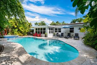 Casa Del Sol A Midcentury Tropical Getaway with Classic South Florida Vibes - 8
