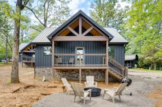 Kentucky Lake Escape: Family Cabin w/ Fire Pit - 9