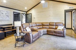 Kentucky Lake Escape: Family Cabin w/ Fire Pit - 7