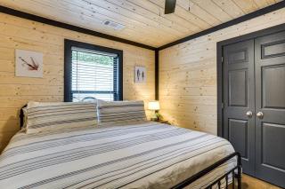 Kentucky Lake Escape: Family Cabin w/ Fire Pit - 1