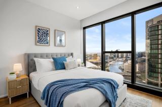 Skyline Escape 2BR Apt Crown with Pool & Free Tram - 9