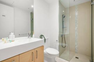Skyline Escape 2BR Apt Crown with Pool & Free Tram - 4