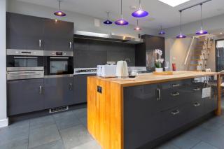 Spacious Open Plan Home in Central Cheltenham FREE Parking Sleeps 6 - 1