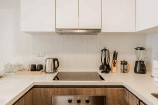 Stylish 2BR Retreat with Pool, Gym & Great Location - 4