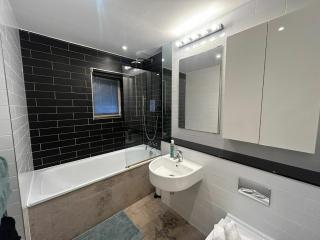 Stylish 2BDR House with 2 Bathrooms Garden - 6