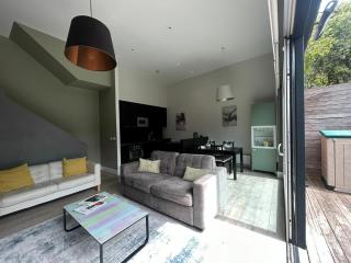 Stylish 2BDR House with 2 Bathrooms Garden - 2