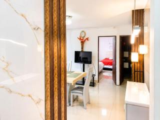 Apartamento de tres habitaciones y cuatro camas, cuenta con dos baños privados sala comedor y cocina totalmente equipada - 2