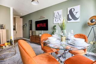 Stylish Apartment @ The Hub • Secure Parking • SkyTV • Fast Wifi • Yoko Property - 2