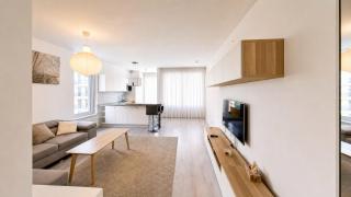 Modern Apt with Balcony, Fast Wi-Fi & Garage - 4