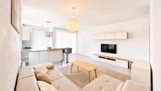 Modern Apt with Balcony, Fast Wi-Fi & Garage - 5