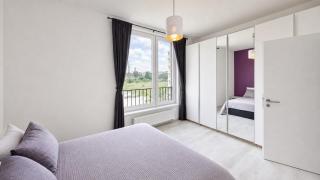 Modern Apt with Balcony, Fast Wi-Fi & Garage - 2