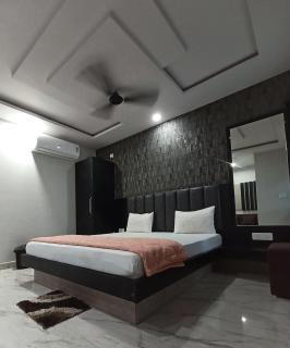 Shree radhe palace - 0