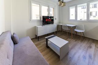 Modern 1BR City Apartment with Fast WiFi Sleeps 3 D4 - 7