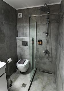 Modern 1BR City Apartment with Fast WiFi Sleeps 3 D4 - 4