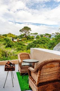 Serene 2-Bedroom Apartment in Gqeberha with River Views - 0