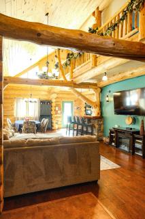 Stunning Log Cabin Getaway at The Hannu Haus - 4