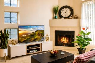Chic Urban Oasis, Sleek Design, Designer Amenities and Private Patio Retreat - 7